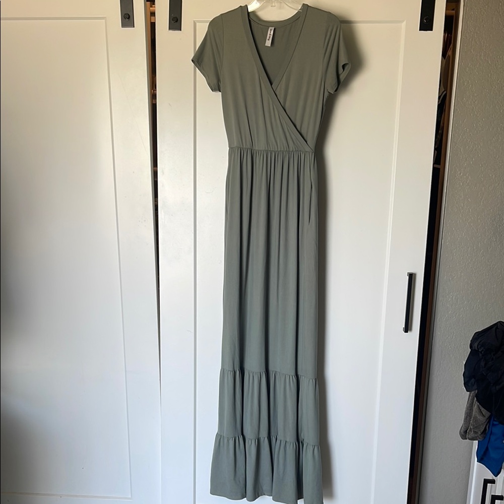 Green Wrap Maxi Dress with V-Neck and Short Sleeves